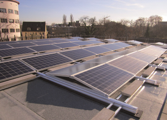 독일 프랑크푸르트에 큐플랫을 활용해 설치한 한화큐셀의 태양광 모듈. 한화큐셀은 이탈리아 북부 지역의 21개 대형마트에 태양광 모듈 ‘큐플러스(Q.PLUS)’와 상업용 설치 솔루션 ‘큐플랫(Q.FLAT)’을 함께 공급했다고 7일 밝혔다. 한화큐셀 제공